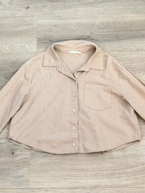 Button-Front Cropped Shirt Jacket in Light Beige